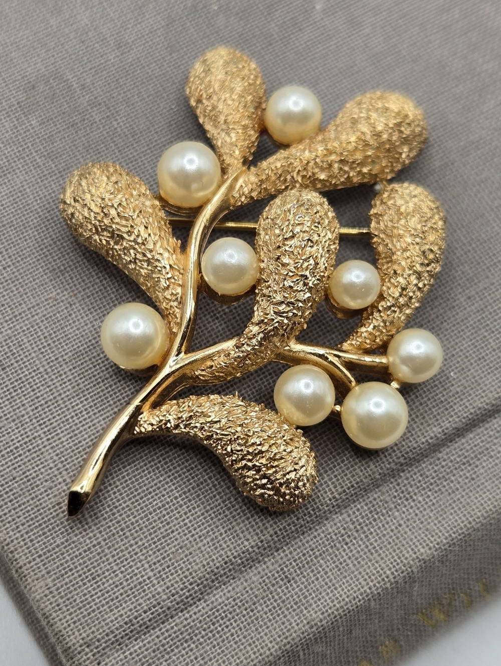 TRIFARI GOLD TONE Tree Branch BROOCH ART NOUVEAU ART DECO REVIVAL PEARLS